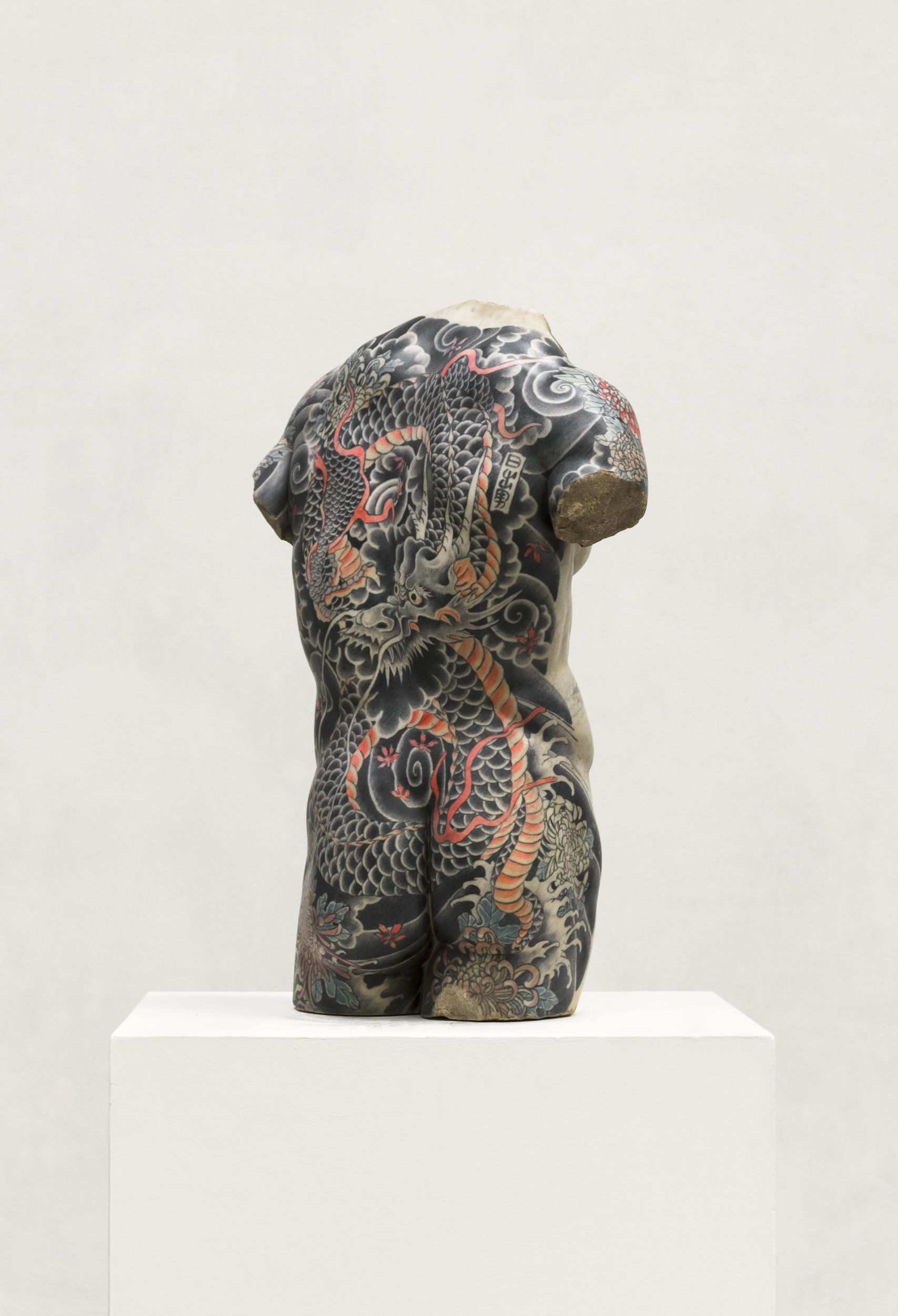 kouros-2016-marmo-bianco-e-pigmenti-cm-80-x-54-x-31-img8663
