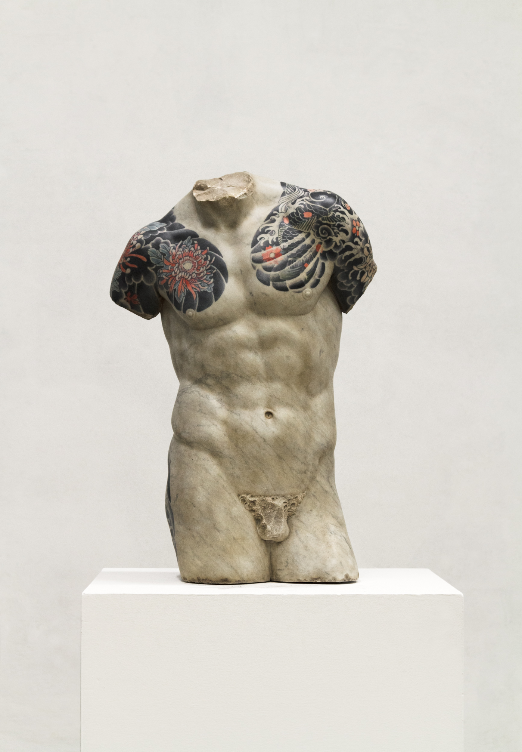 kouros-2016-marmo-bianco-e-pigmenti-cm-80-x-54-x-31-img8667