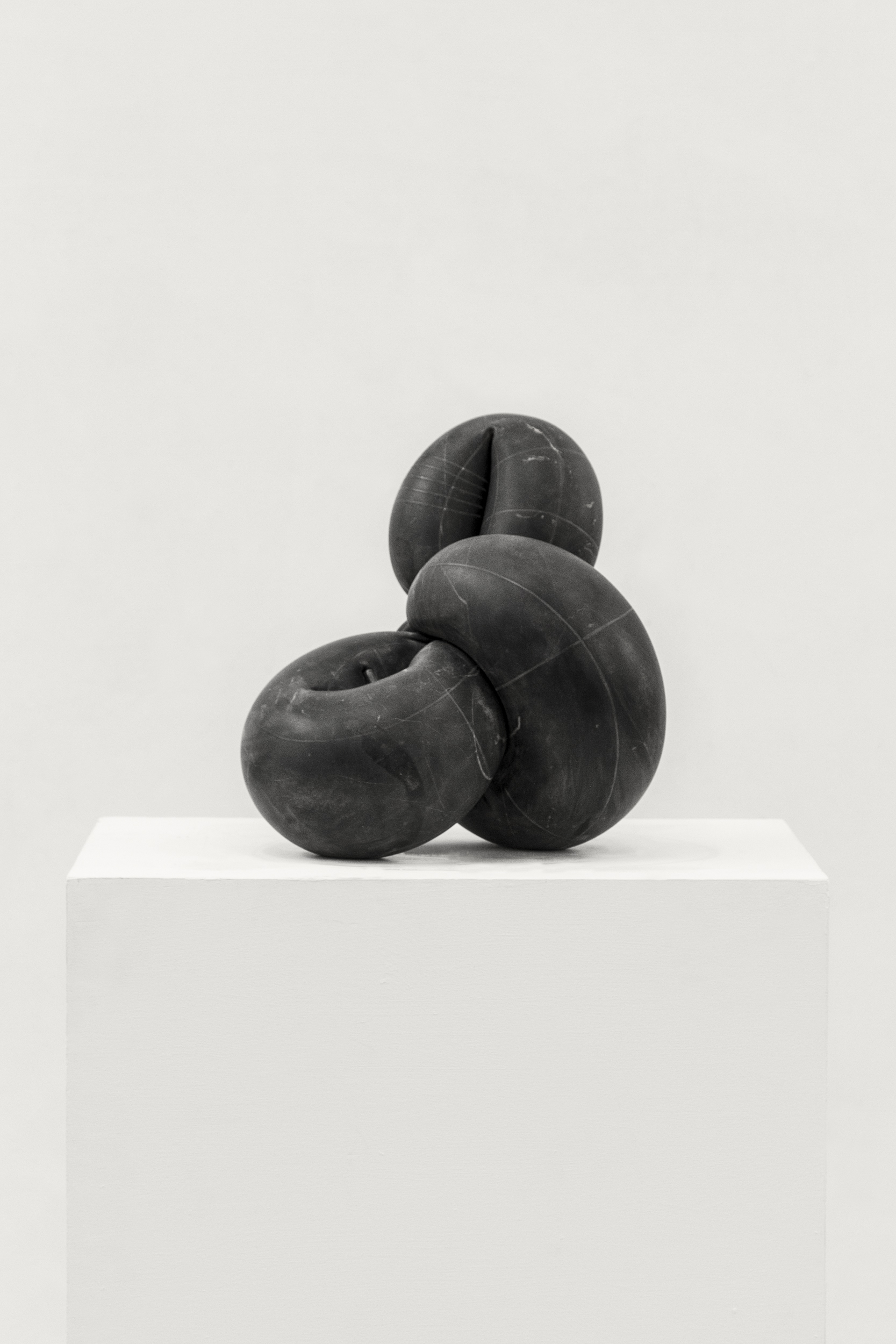 orbitale-2016-marmo-nero-cm-42-x-40-x-35-8755