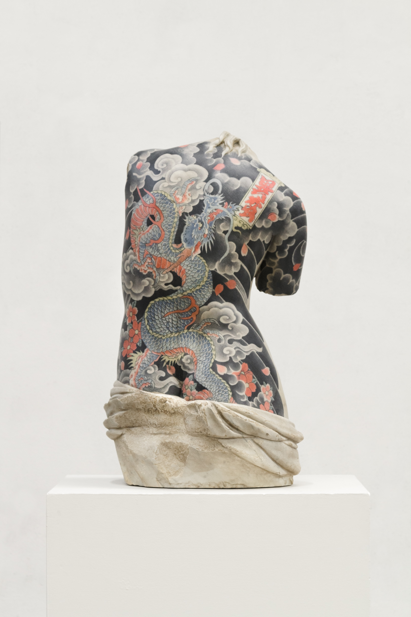 venus-2016-marmo-bianco-e-pigmenti-cm-79x43x36-8695