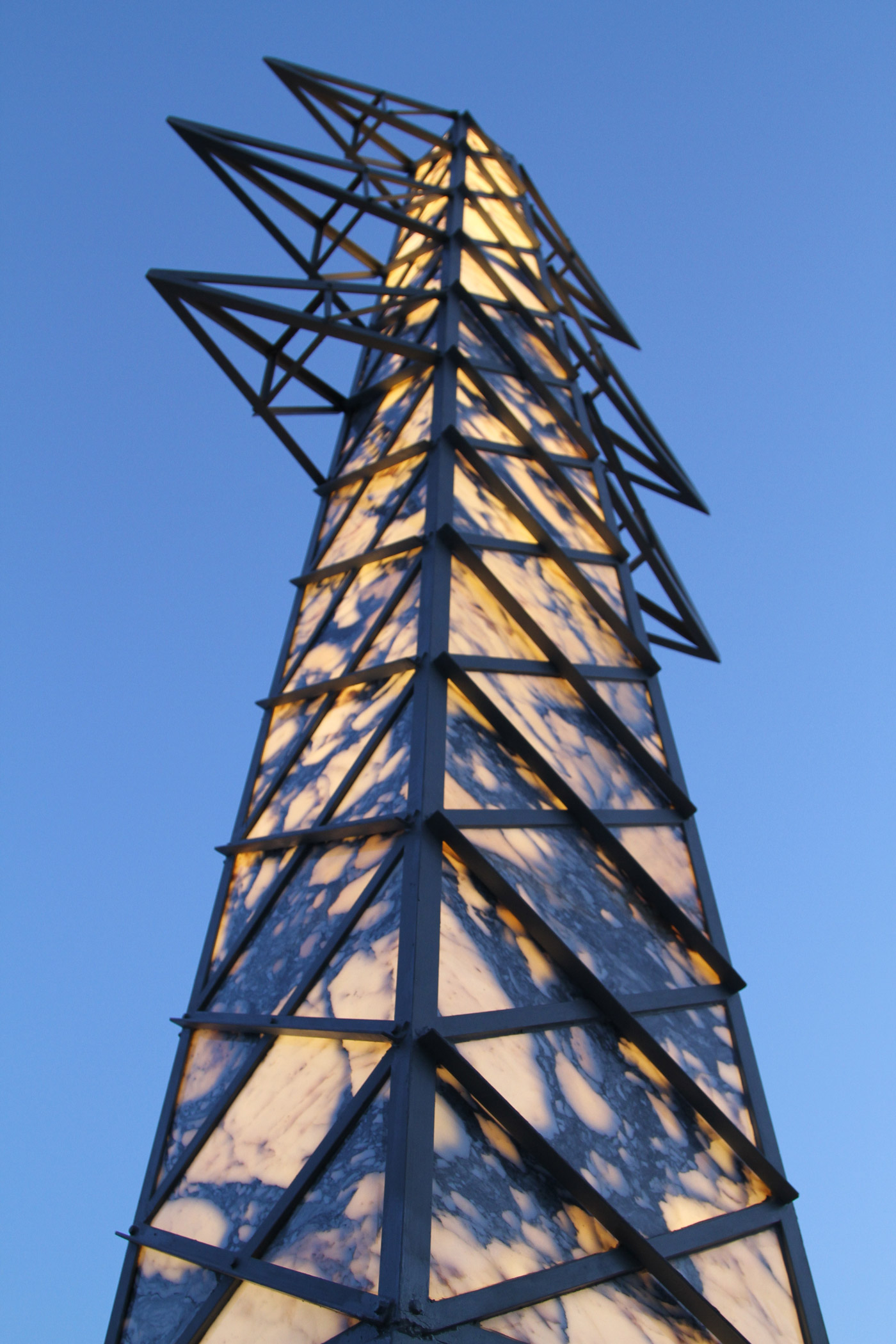 punk fabio viale poggiali forconi marmo marble obelisco obelisk sculpture